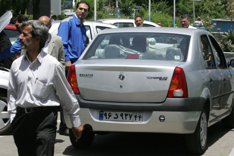 O mașină Logan (Renault Tondar), pe străzile din Teheran, iunie 2007. Foto: ATTA KENARE / AFP / Profimedia