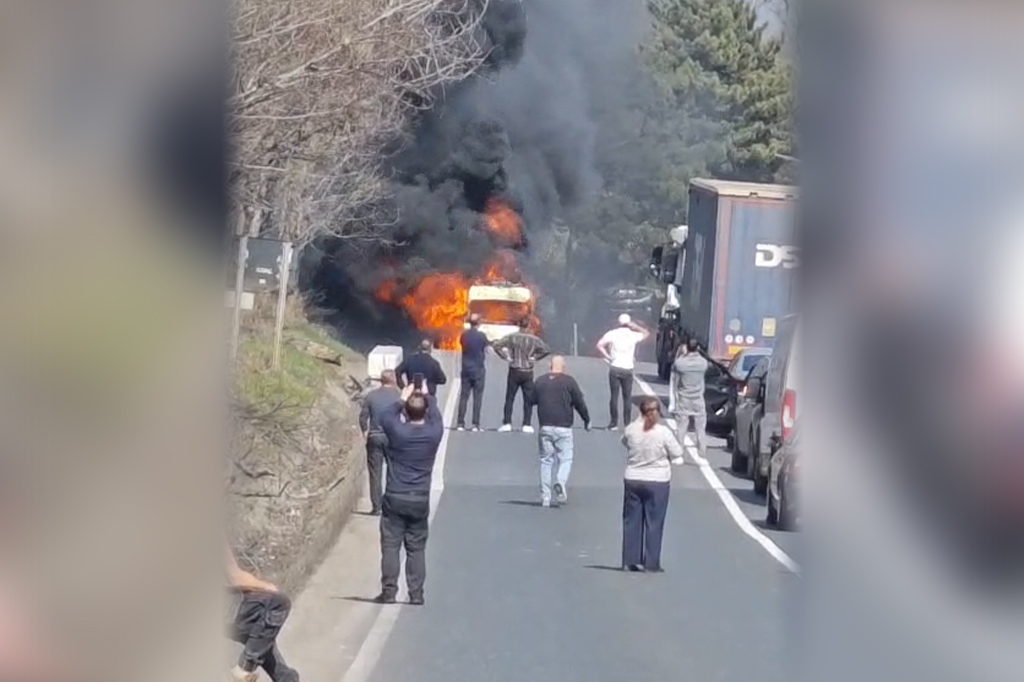 Ambulanța care a luat foc în localitatea Strunga, județul Iași. Foto: radioiasi.ro