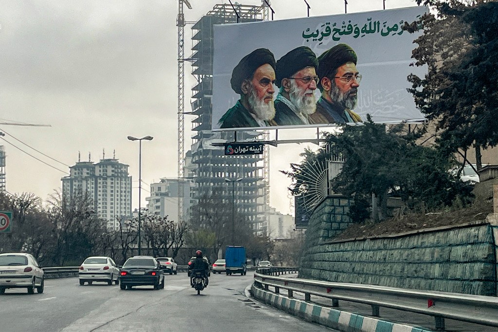 Un panou publicitar cu liderii supremi ai Iranului, în Teheran, pe 10 martie 2026. De la stânga: Ruhollah Khomeini, Ali Khamenei și Mojtaba Khamenei, actualul ayatollah. Foto: AFP / Profimedia