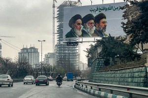 Un panou publicitar cu liderii supremi ai Iranului, în Teheran, pe 10 martie 2026. De la stânga: Ruhollah Khomeini, Ali Khamenei și Mojtaba Khamenei, actualul ayatollah. Foto: AFP / Profimedia
