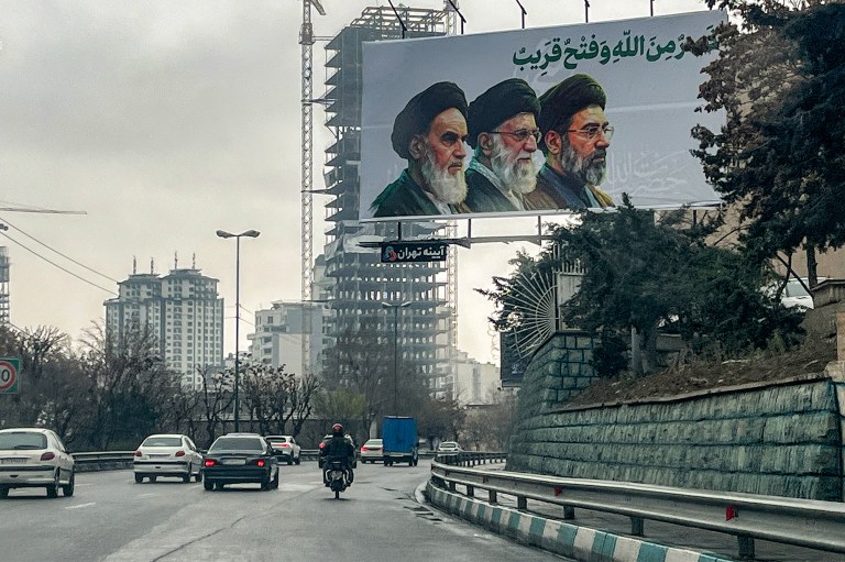 Un panou publicitar cu liderii supremi ai Iranului, în Teheran, pe 10 martie 2026. De la stânga: Ruhollah Khomeini, Ali Khamenei și Mojtaba Khamenei, actualul ayatollah. Foto: AFP / Profimedia