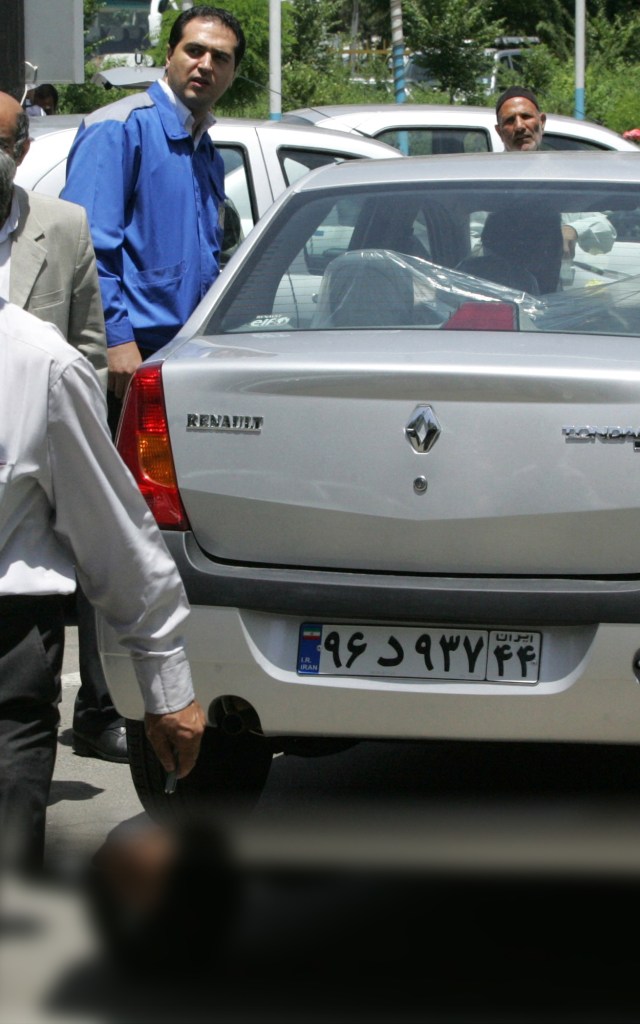 O mașină Logan (Renault Tondar), pe străzile din Teheran, iunie 2007. Foto: ATTA KENARE / AFP / Profimedia