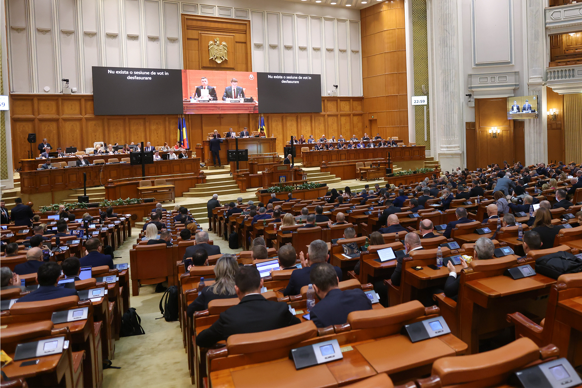 Fost premier dat jos prin moțiune de cenzură, apel înaintea votului decisiv: „Să negocieze până cad sub masă”
