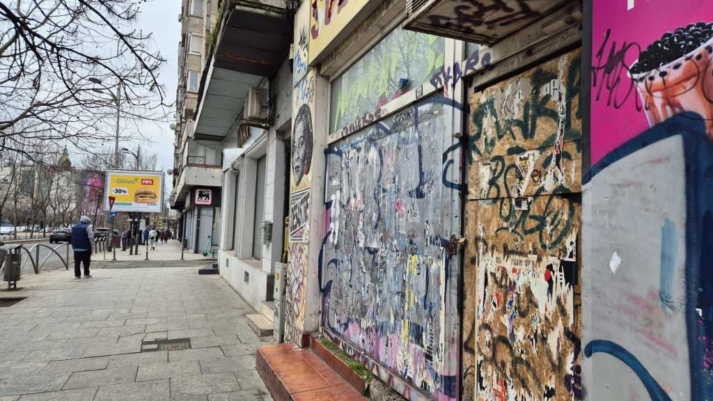 Grafitti și afișe pe clădiri din București. Foto: HotNews / Catiușa Ivanov