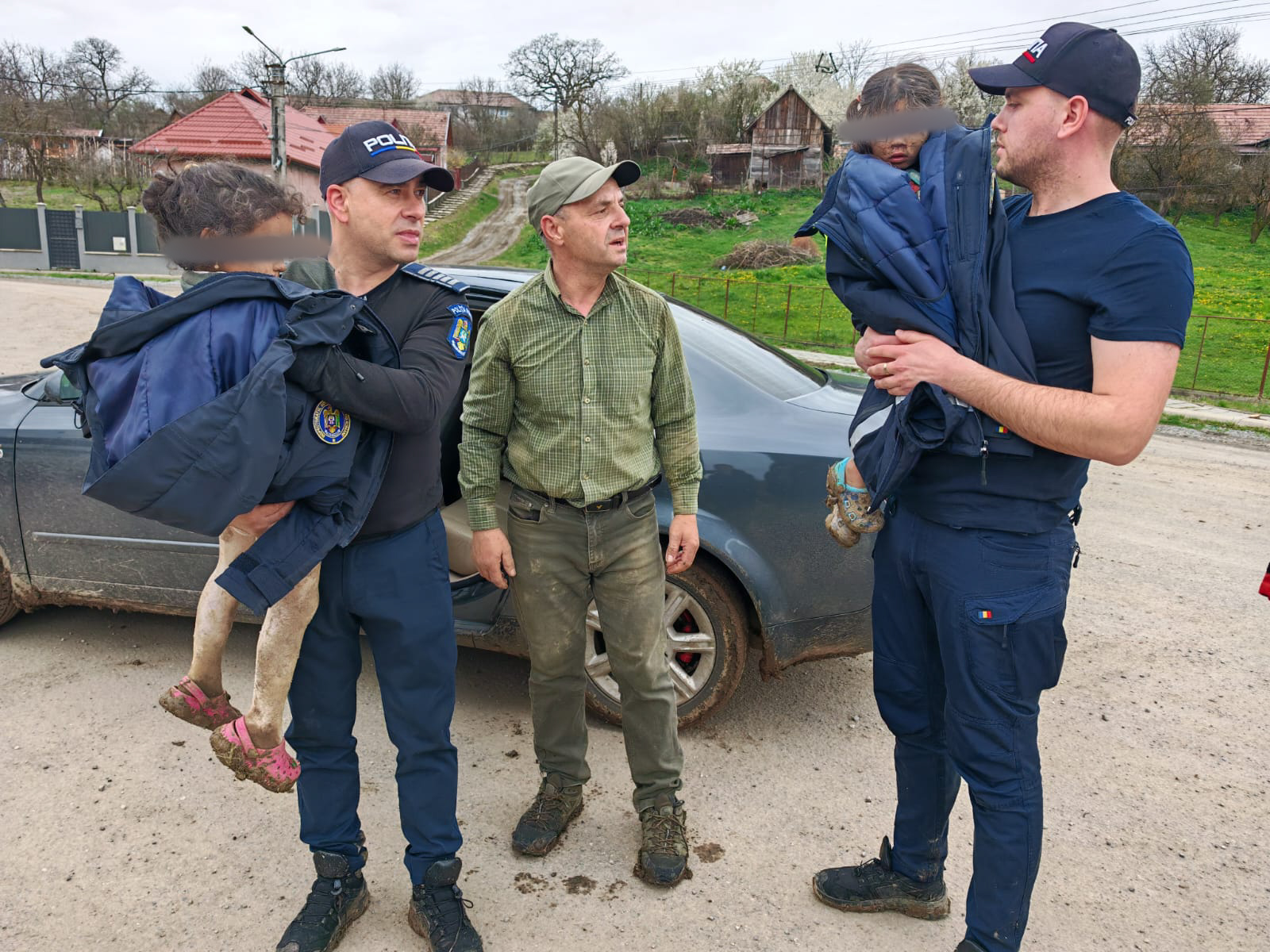 FOTO Cele două fetițe dispărute au fost găsite după mai bine de 24 de ore. Unde se aflau Rebeca și Melisa