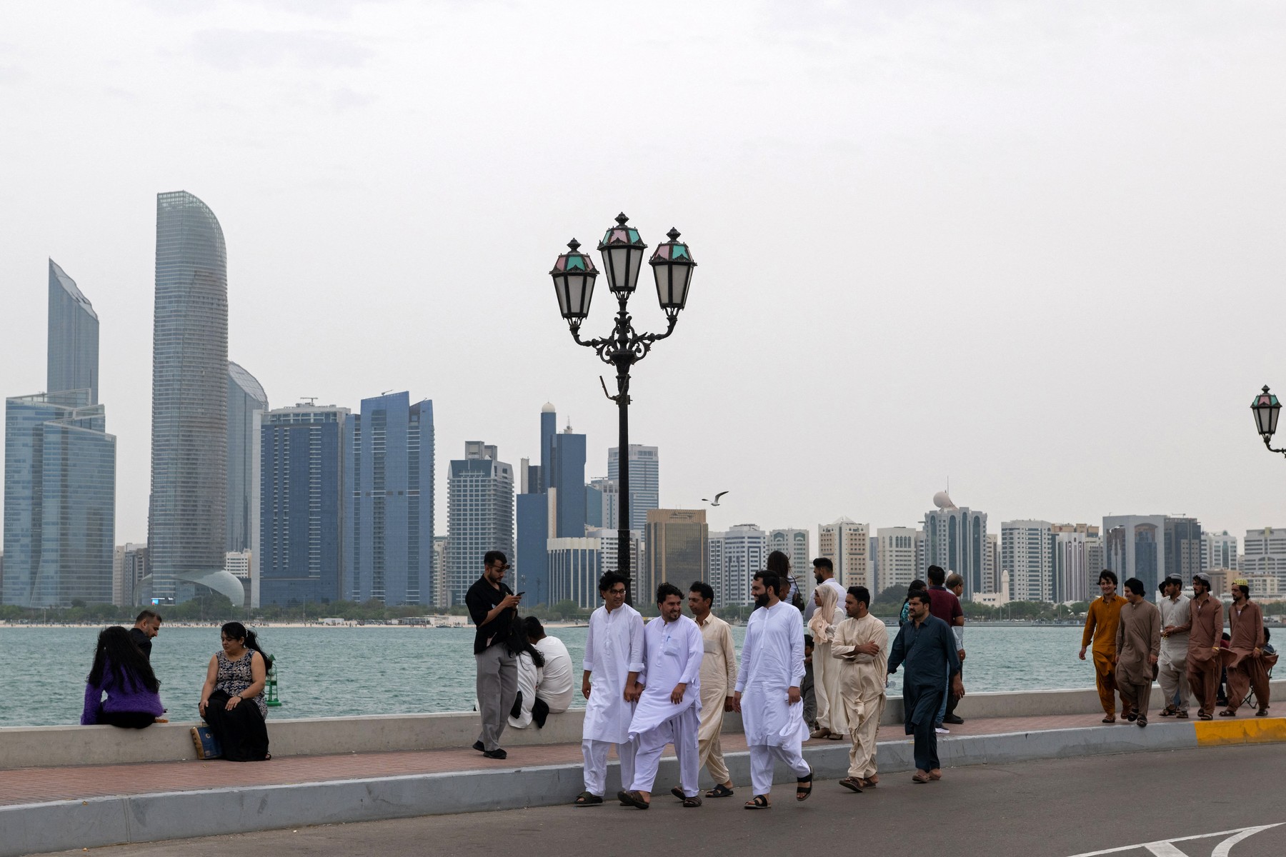 Doi oameni au fost uciși și trei răniți în Abu Dhabi într-un atac cu rachetă. Oficialii din UAE spun că racheta a fost interceptată cu succes