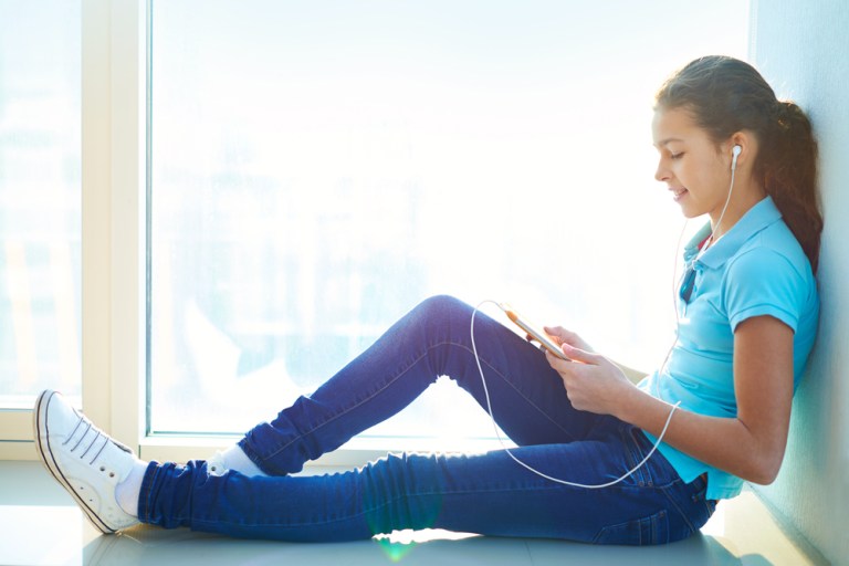 Muzică, jocuri video, concerte: pentru generația care trăiește cu căștile în urechi, sunetul este permanent. Însă urechea nu este făcută pentru această expunere continuă la zgomot. FOTO: Shutterstock