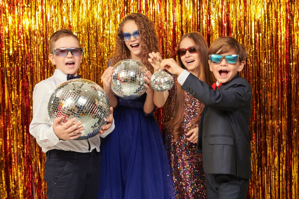 În jurul banchetelor de clasa a IV-a s-a dezvoltat o adevărată industrie de servicii, iar părinții ajung să scoată din buzunar sume exorbitante. FOTO: Shutterstock