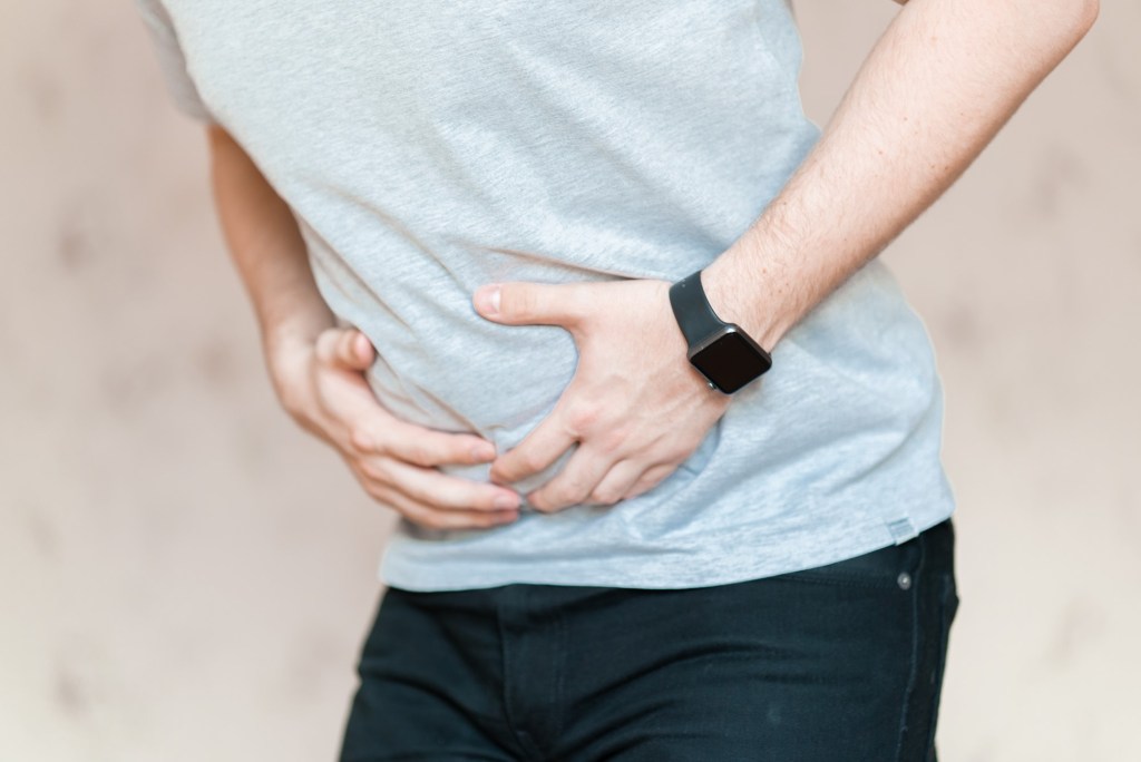 bărbat cu durere de burtă
