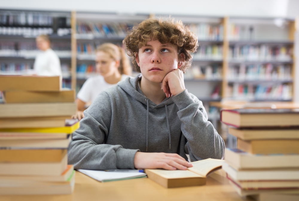 O programă inteligent folosită ar putea face ca ora de literatură într-un spațiu de explorare a emoțiilor adolescenților: frica, prietenia, iubirea, sentimentul de a nu aparține nicăieri, nevoia de modele și de libertate. FOTO: Shutterstock