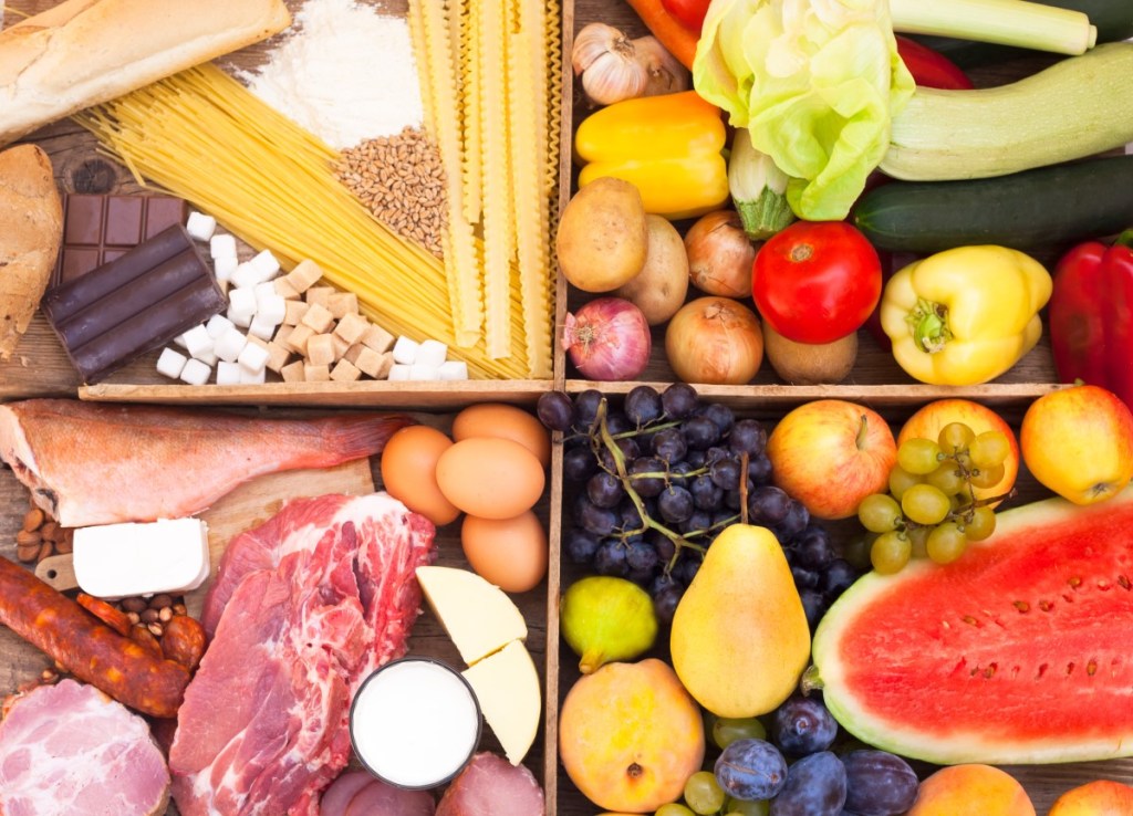 alimente separate pe categorii: carbohidrați, carne, legume, fructe