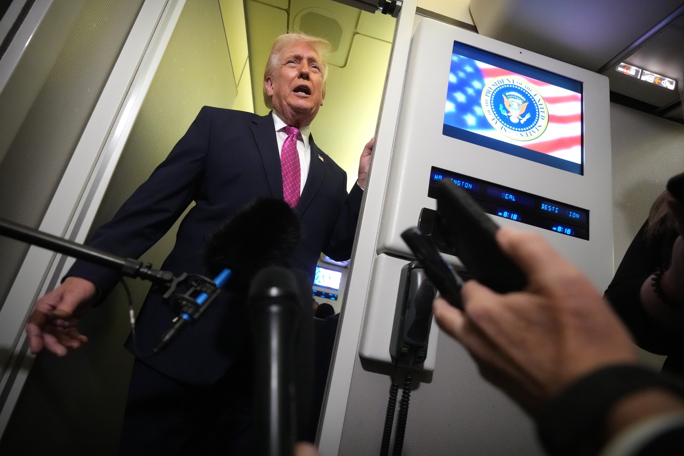 Donald Trump avertizează Teheranul cu un atac devastator dacă negocierile nu vor avea un rezultat „rapid”