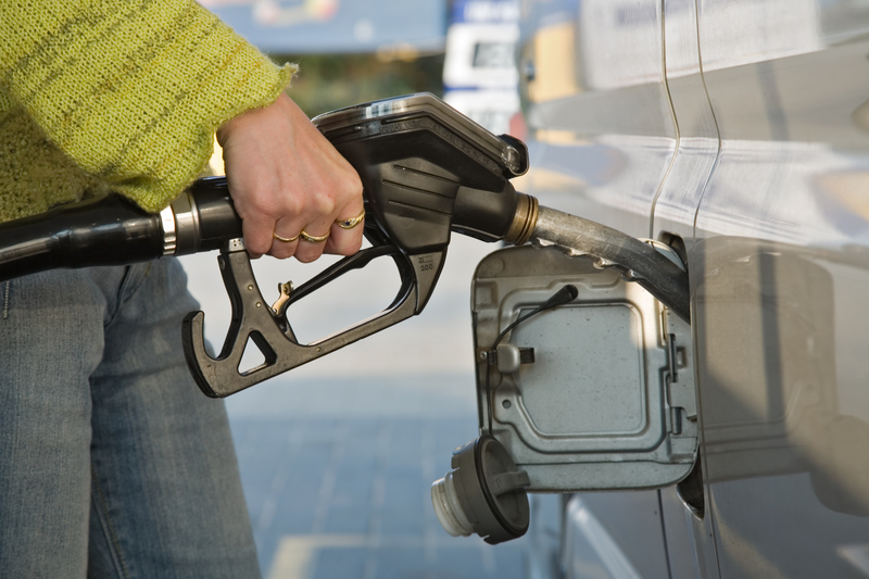 Plinul de 460 de lei și făina de 2 lei. Cum supraviețuiesc românii când benzina trece de 9 lei