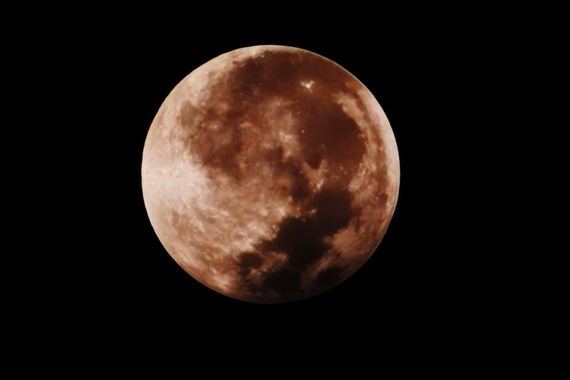 Eclipsa totală de Lună sau „Luna Sângerie” are loc astăzi. Unde se poate vedea