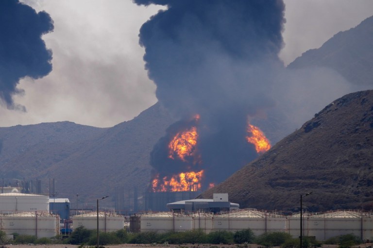 Incendiu puternic după ce resturile unei drone iraniene interceptate au lovit o instalație petrolieră, potrivit autorităților, în Fujairah, Emiratele Arabe Unite. FOTO: Altaf Qadri / AP / Profimedia