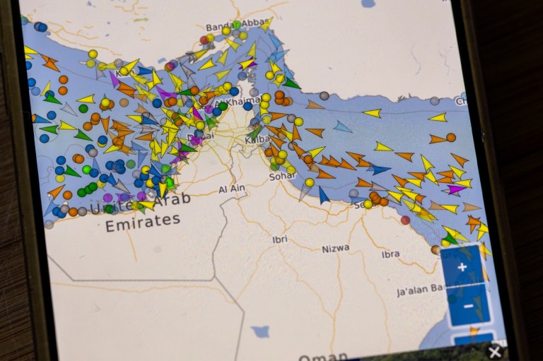 O hartă cu navele aflate în tranzit prin Strâmtoarea Ormuz, 4 martie 2026. Foto: Bernd Feil/M.i.S. / imago stock&people / Profimedia