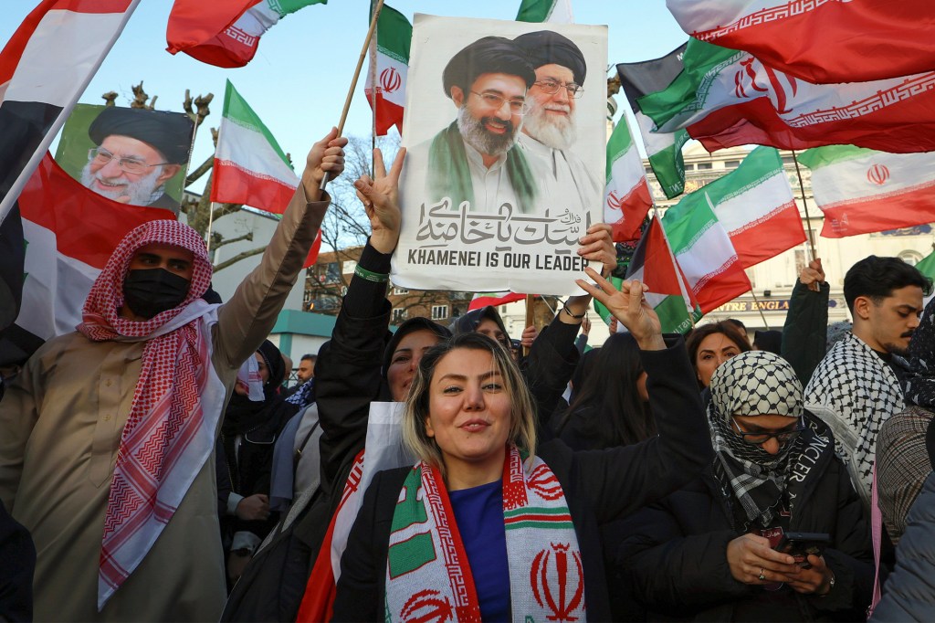 Susținători ai regimului iranian se adună în fața Centrului Islamic al Angliei din Londra la o slujbă de pomenire a fostului lider suprem Ali Khamenei, 28 martie 2026. Foto: Jacqueline Lawrie/LNP / Shutterstock Editorial / Profimedia