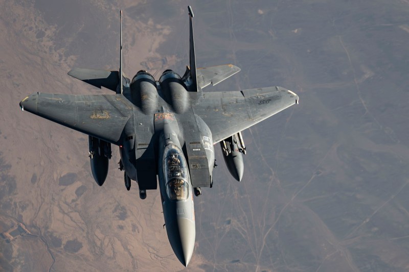 VIDEO „Avioane de luptă americane s-au prăbușit” în Kuweit, anunță autoritățile. Un F-15E Strike Eagle, filmat când pică lângă o bază SUA