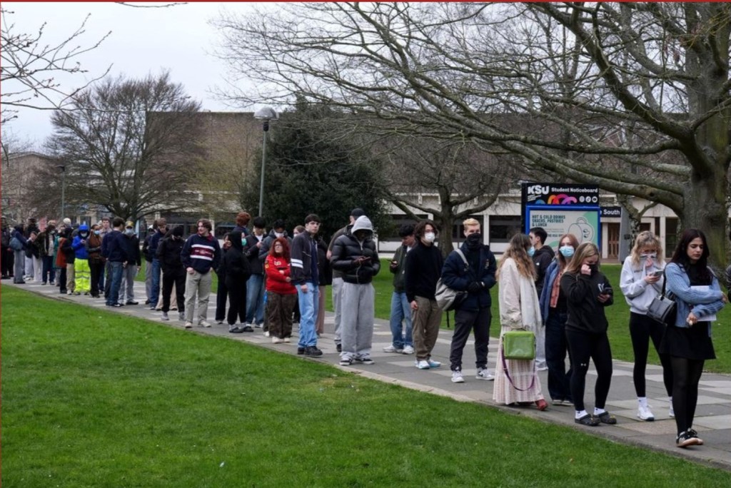 Studenții stau la coadă pentru a primi antibiotice în campusul Universității din Kent, Marea Britanie. SURSA: The Mirror, Facebook