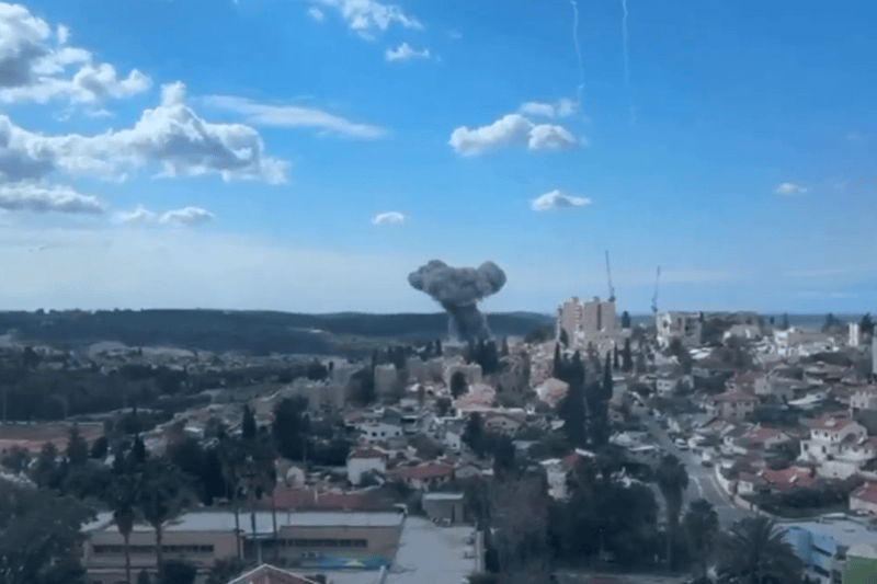 VIDEO Momentul în care o rachetă balistică iraniană lovește un oraș de lângă Ierusalim. Opt persoane au fost ucise / Imagini cu urmările atacului