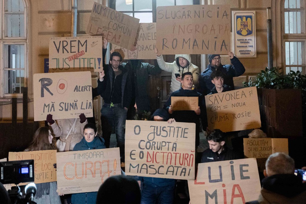 Aproximativ 350 de persoane participă la un protest pentru independența justiției, în fața Curții de Apel din Timișoara, duminică, 14 decembrie 2025. Inquam Photos / Virgil Simonescu