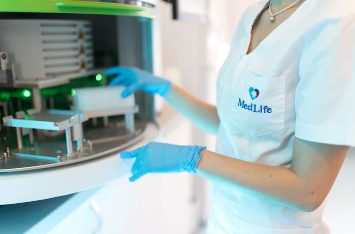medic în laborator MedLife