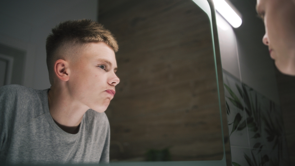 Trendul acesta îi face pe adolescenți să creadă că nu au cum să fie suficient de buni dacă nu arată într-un fel anume. FOTO: Shutterstock