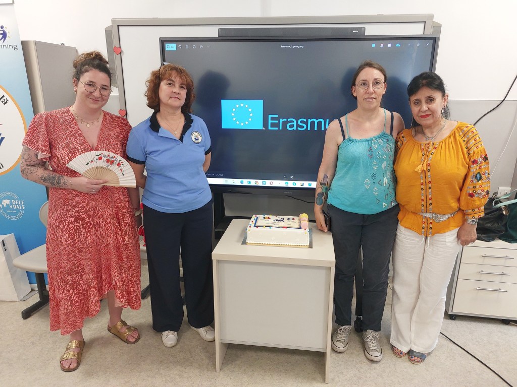 Gabriela Dima (stânga) și Magda Cojocaru (dreapta) alături de profesoare din țara gazdă într-un proiect Erasmus în Spania. FOTO: Școala 279 din București