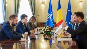 Nicușor Dan, la finalul întâlnirii cu Alfred Stern, președintele Consiliului de Supraveghere OMV Petrom, și cu Christina Verchere, CEO OMV Petrom Foto: presidency.ro