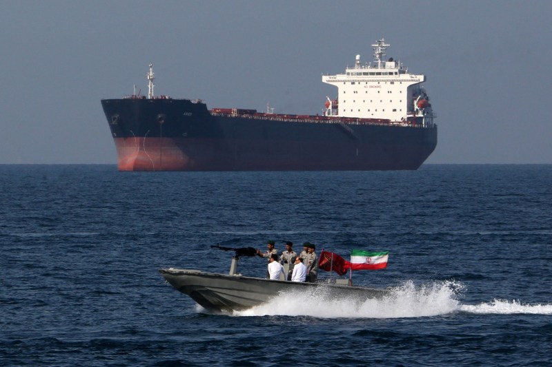 Un petrolier arde în Strâmtoarea Ormuz, după ce a fost lovit de drone, anunță Garda Revoluționară Iraniană