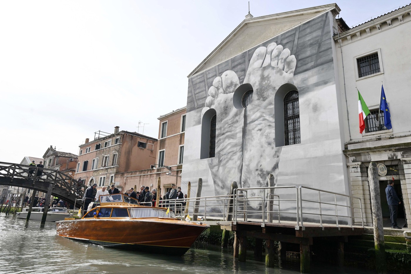 UE va tăia finanțarea acordată Bienalei de la Veneția din cauza prezenței Moscovei la expoziția de anul acesta: „Reîntoarcerea Rusiei este imorală”