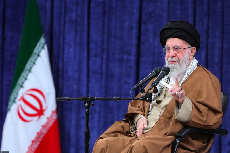 BREAKING NEWS.  Presa de stat de la Teheran anunță moartea ayatollahului Ali Khamenei. Ce s-a întâmplat în prima noapte în Iran, după atacul SUA și Israel. Iranul a atacat aeroporturile din Dubai și Abu Dhabi. Israelul a lansat noi valuri de atacuri