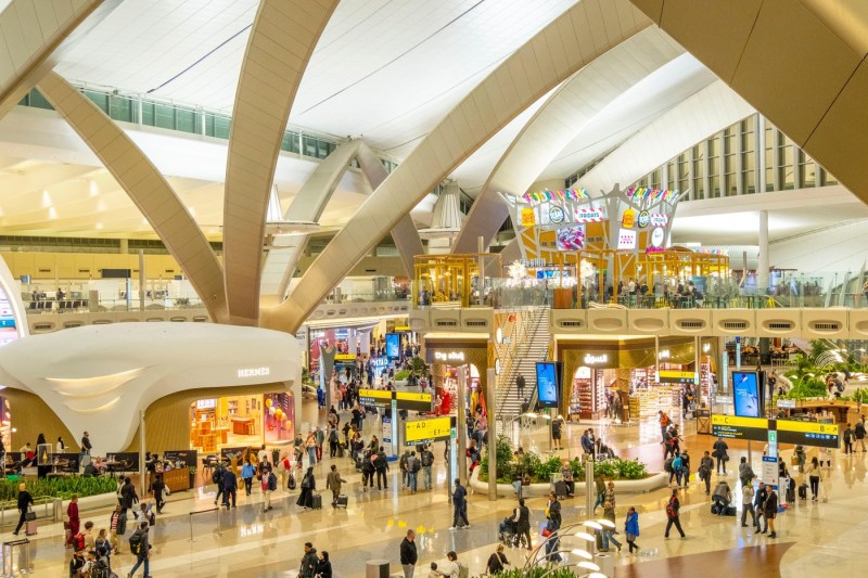 Un mort și mai mulți răniți într-un incident la cel mai important aeroport din Abu Dhabi