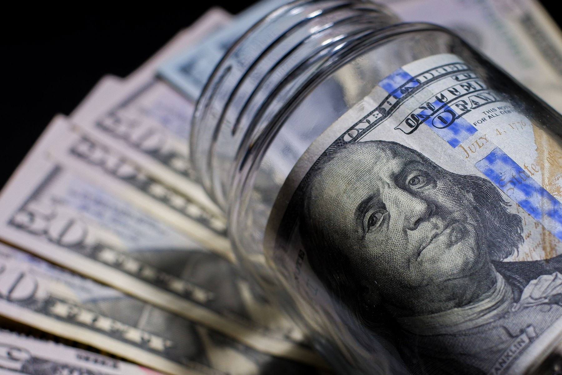 Țările importatoare de petrol vând obligațiuni americane, deoarece plătesc mai mult, petrolul fiind denominat în dolari