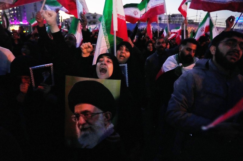 Unii se bucură, alții îl jelesc pe ayatollah. De ce nu urmează iranienii îndemnul lui Trump „de a-și prelua guvernul”