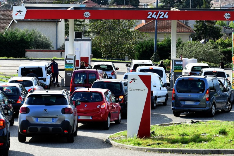 Cozi în benzinăriile din mai multe țări europene. Șoferii se tem de noi scumpiri / Care e situația în România