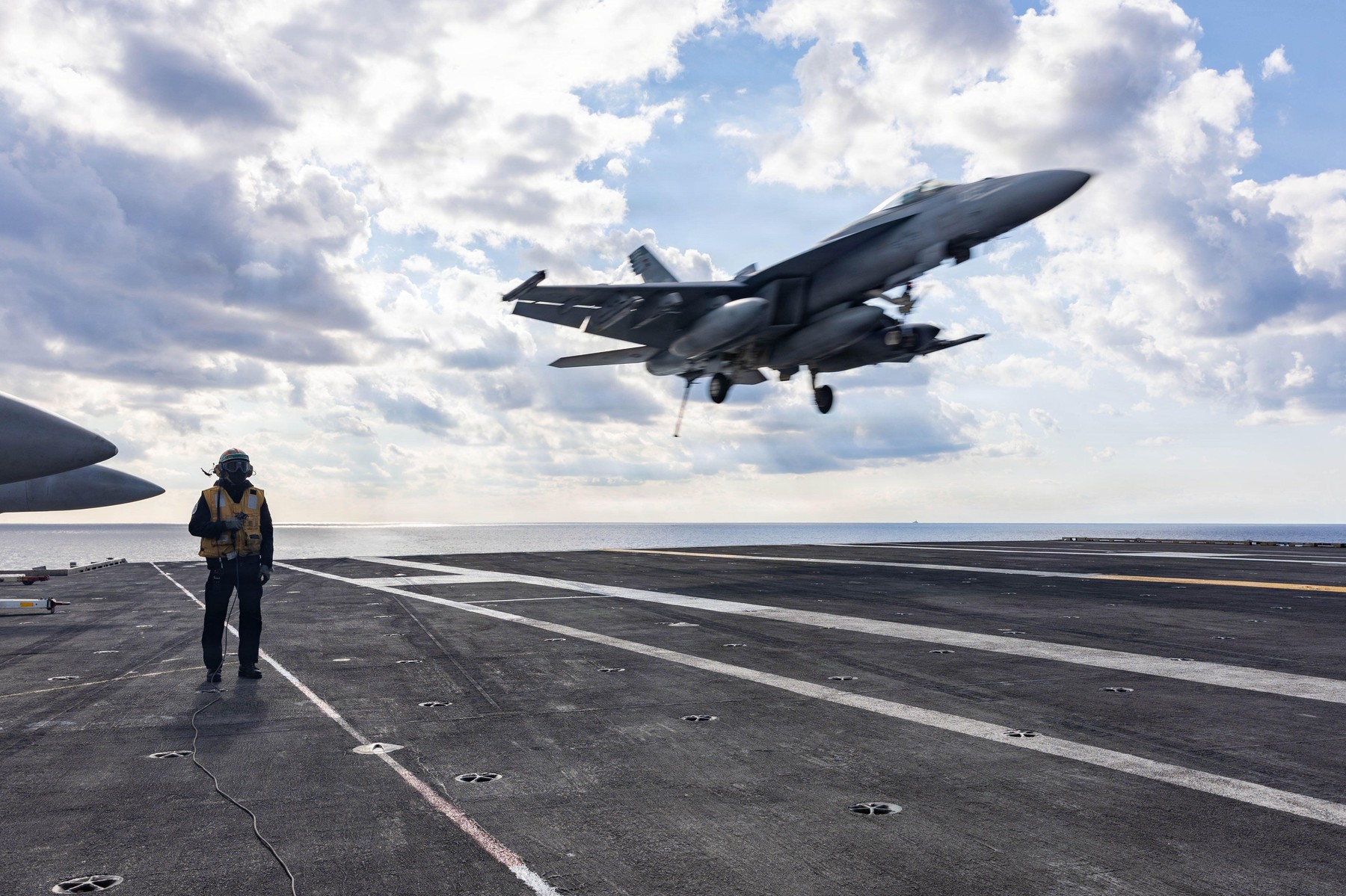 Petrolier „dezactivat”. Marina SUA a trimis un Super Hornet să deschidă focul asupra unei nave iraniene care încerca să spargă blocada