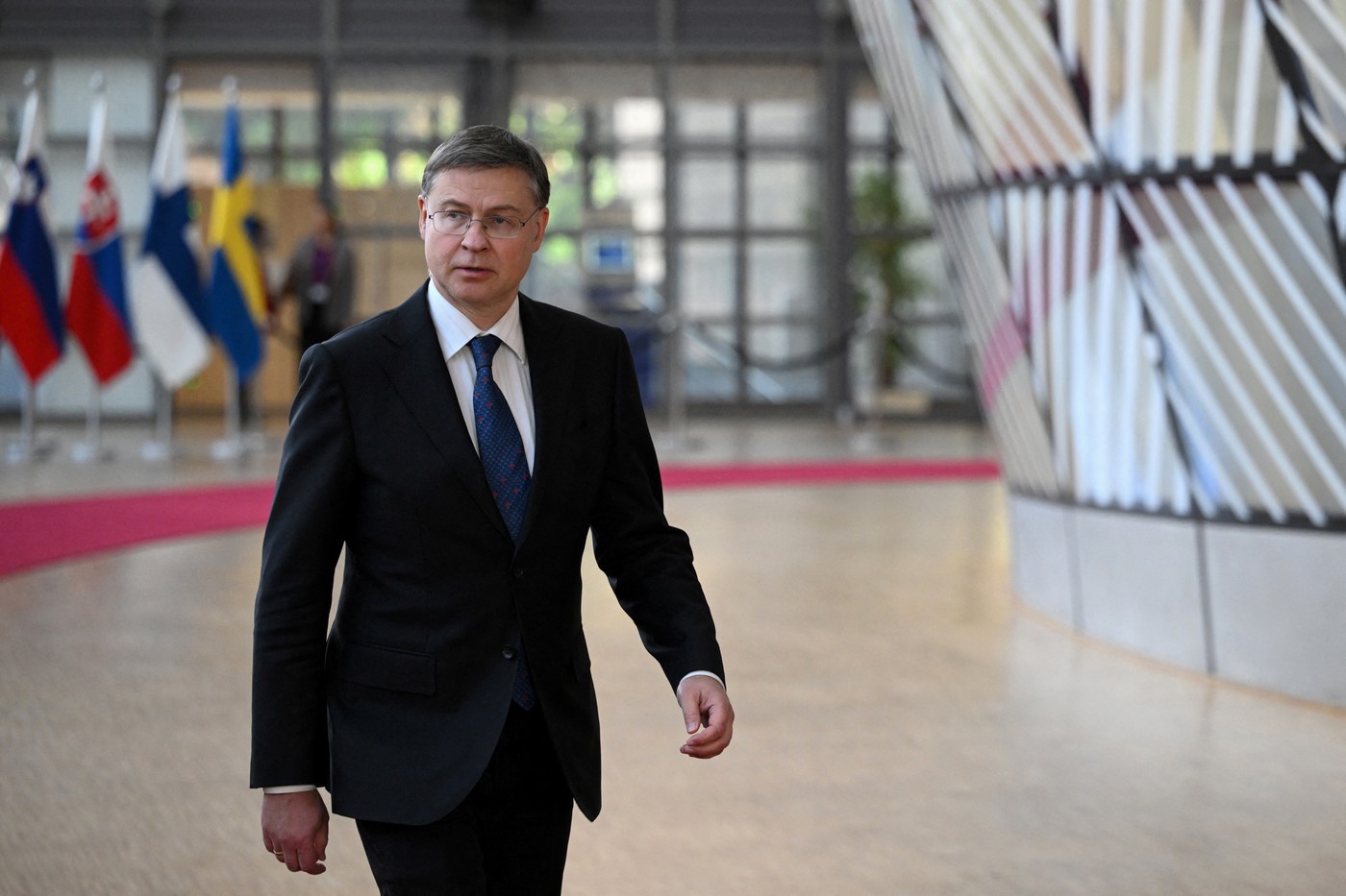 Previziuni sumbre pentru economia UE dacă se prelungește criza energetică. Comisarul Dombrovskis invocă „șocul stagflației”