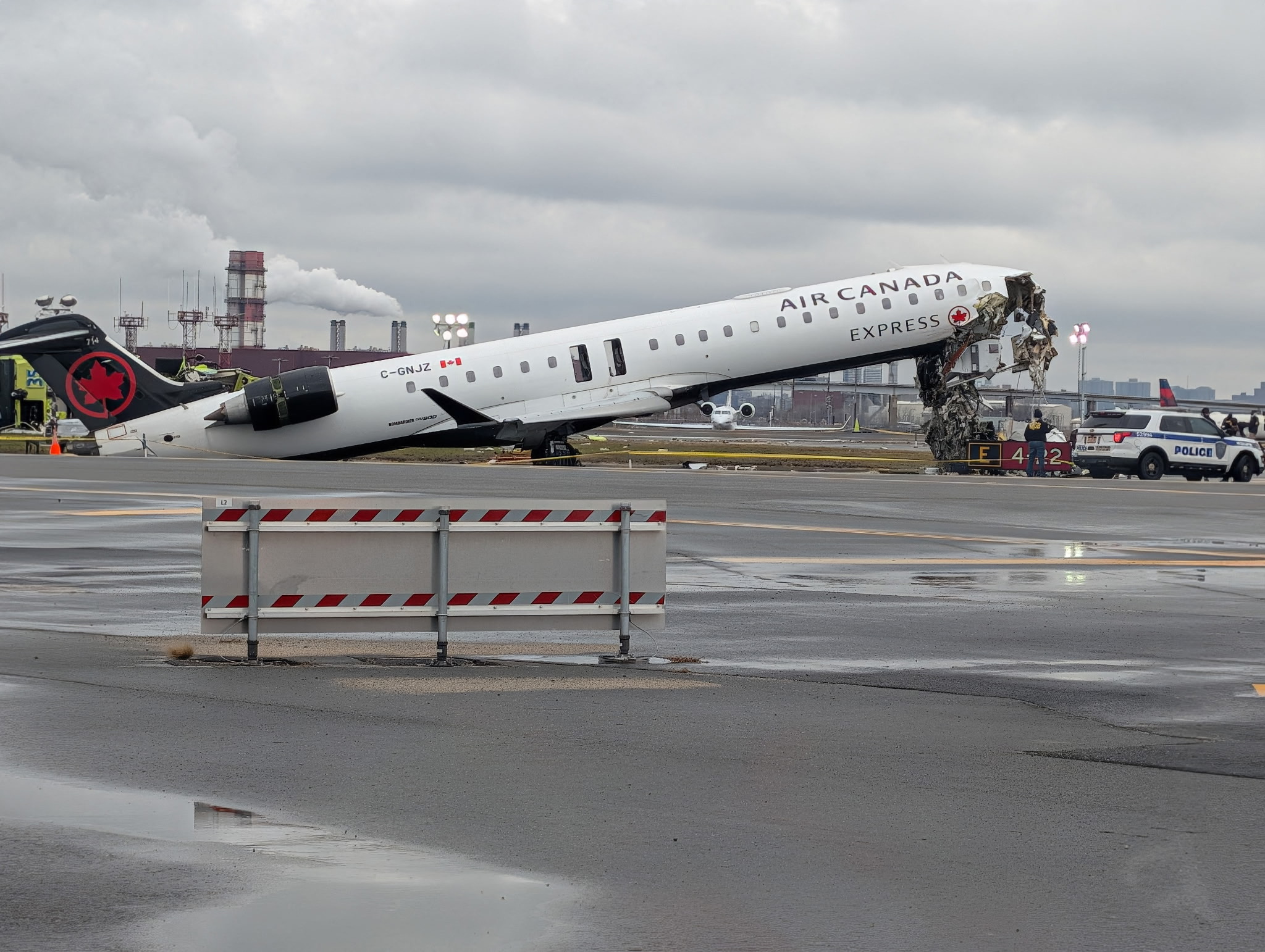 „A fost ca și cum avionul s-a rupt în două”. Mărturii despre accidentul aviatic de pe aeroportul LaGuardia din New York