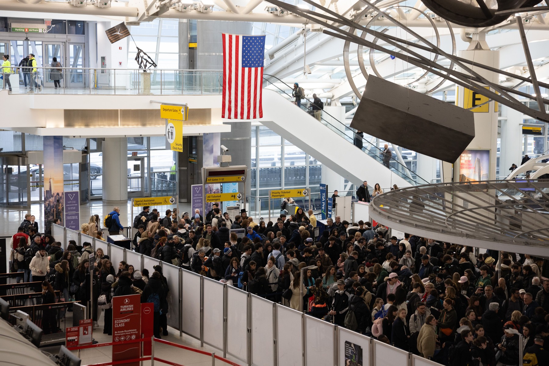 Criza din aeroporturi se agravează în SUA, sute de angajați și-au dat demisia după ce guvernul nu le-a plătit salariile