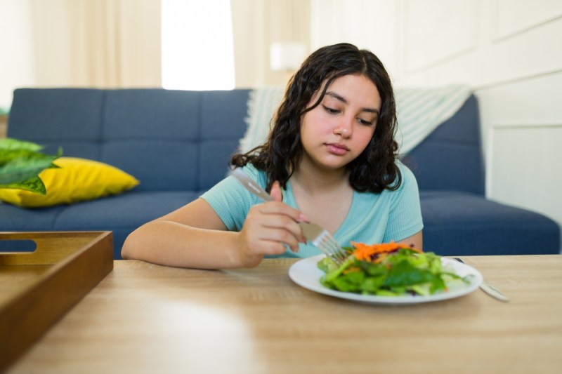 Semne subtile care arată că un adolescent se luptă cu bulimia, anorexia sau mâncatul compulsiv