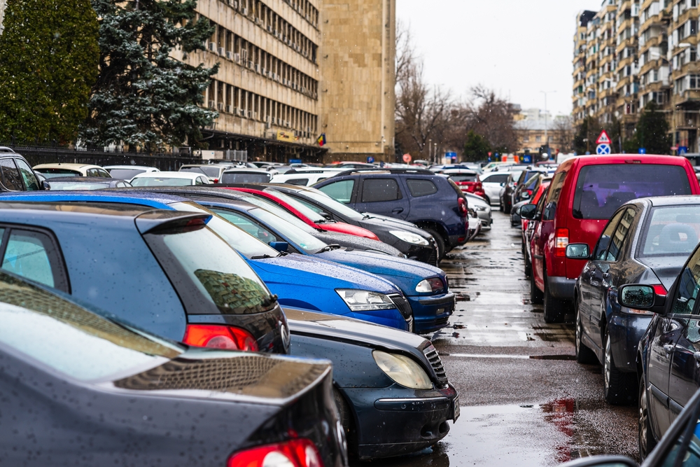 Parcare în București. Foto: Vlad Ispas / Shutterstock.com
