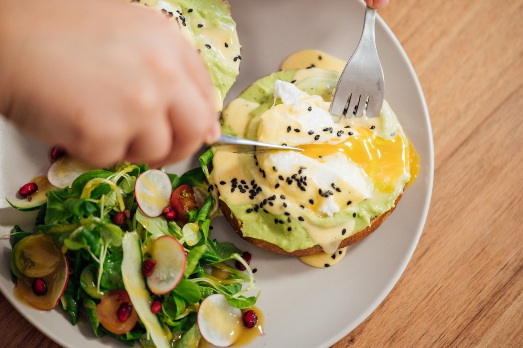 mic dejun cu salată de legume și ou pe pâine cu avocado