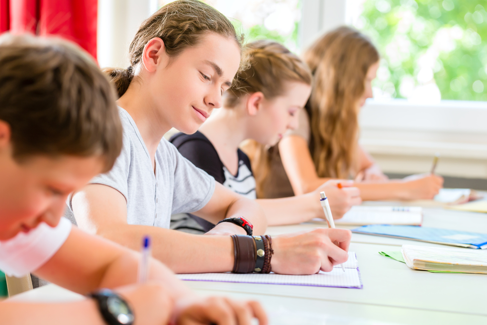 Simularea îi ajută să se familiarizeze cu atmosfera de examen: programul, regulile, timpul limitat și modul de redactare a lucrării. FOTO: Shutterstock
