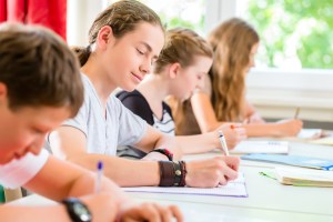 Simularea îi ajută să se familiarizeze cu atmosfera de examen: programul, regulile, timpul limitat și modul de redactare a lucrării. FOTO: Shutterstock