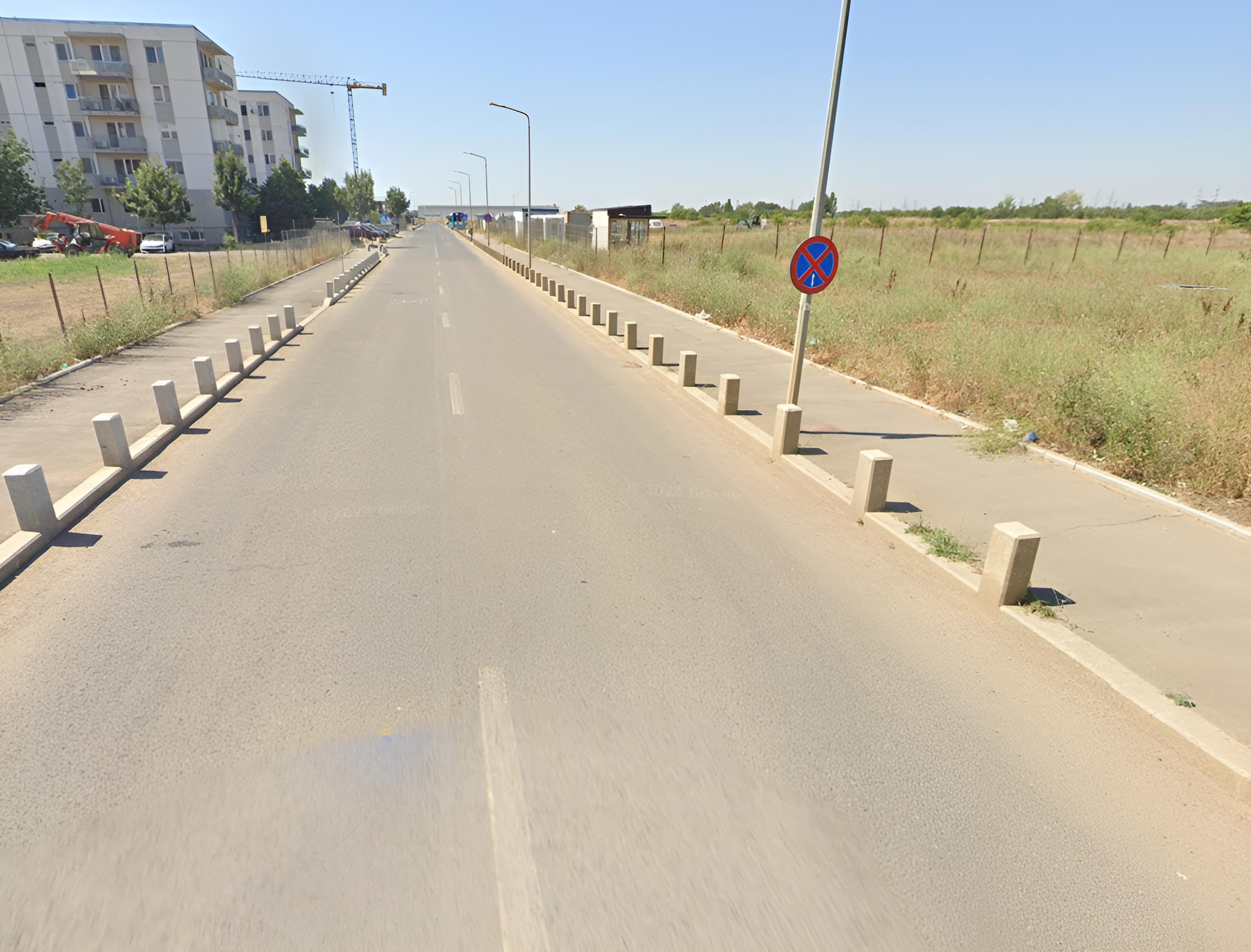 Concentrație de absurd și risipă pe o stradă din București. N-are canalizare, dar se împăduresc trotuare