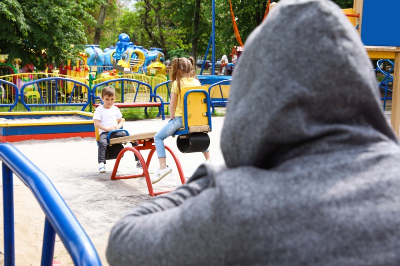 „Nu vorbi cu străinii!” nu e suficient pentru siguranța copilului. Învață-l să recunoască comportamente, nu chipuri periculoase