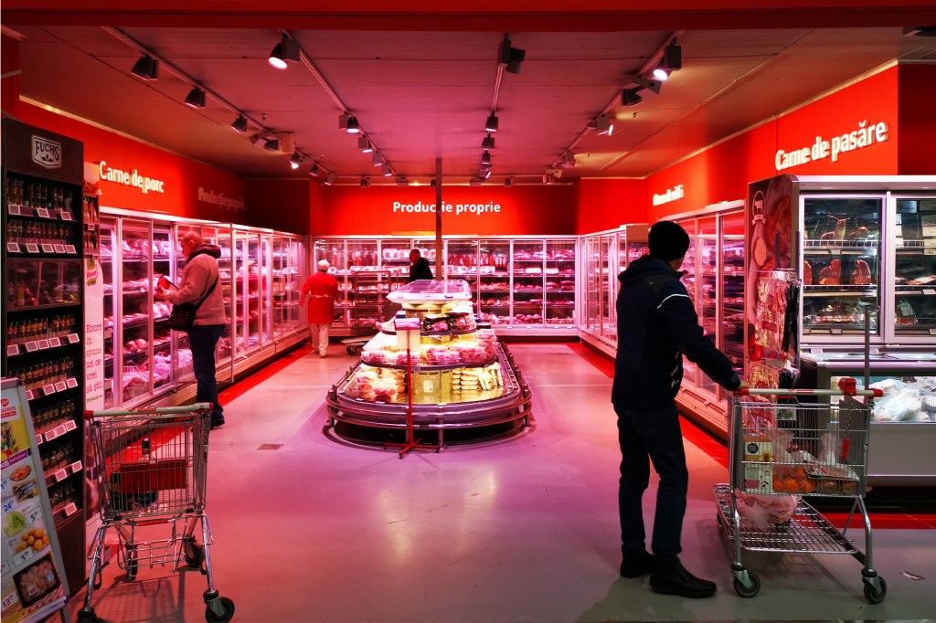 Ce au pățit trei bărbați care au furat un telefon într-un supermarket din București și au cerut răscumpărare