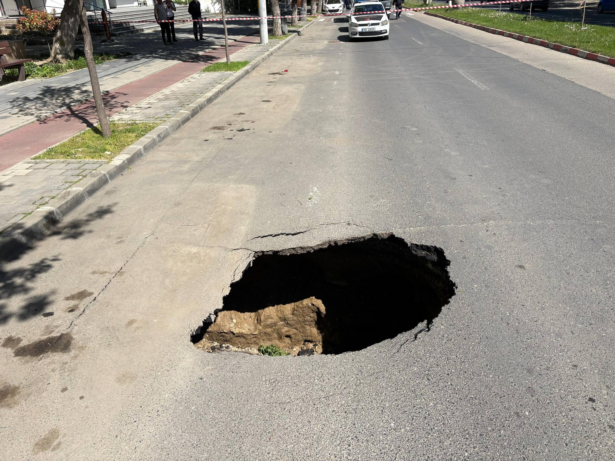 O porţiune din asfalt s-a prăbuşit pe un bulevard din centrul orașului Slobozia