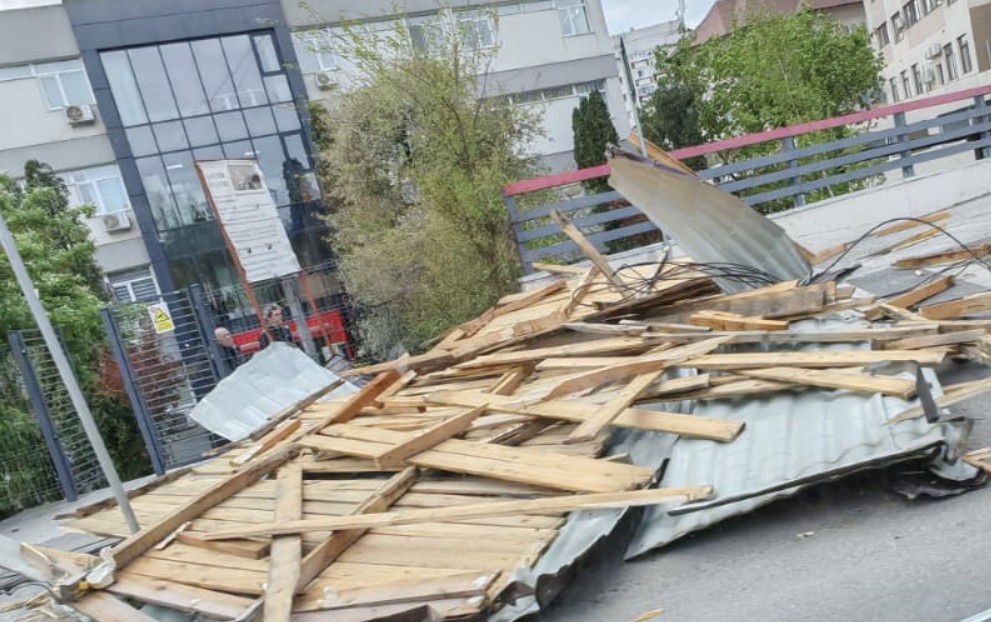 Vreme extremă în Moldova: copaci rupți și panouri doborâte de vânt. Un bărbat murit și alte trei persoane au fost rănite